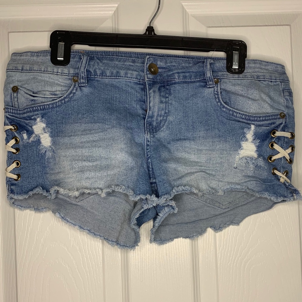 Billabong Distressed shorts